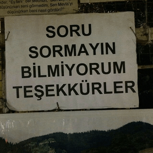 a sign that says soru sormayan bilmiyorum tesekkurler