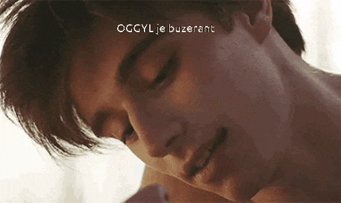 a close up of a man 's face with the words ogcyl je buzerant written on the bottom