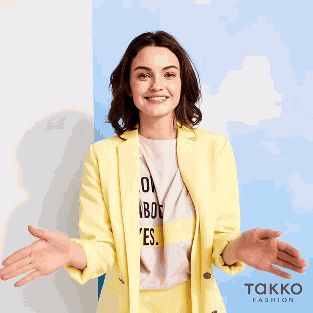 a woman wearing a yellow jacket and a t-shirt that says " on a boe es "