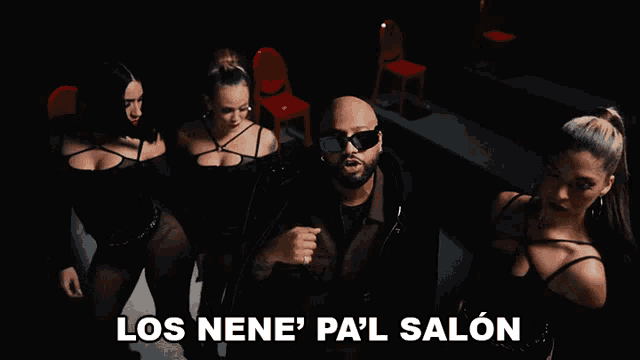 a man giving a thumbs up with the words los nene pa ' l salon behind him