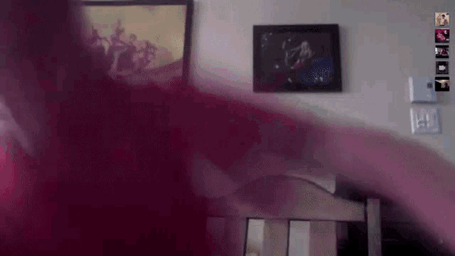 a room with a picture on the wall that says ' i 'm sorry '