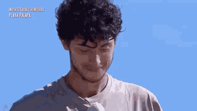 a man with curly hair and a beard is wearing a shirt that says in diretta dall ' honduras playa palpa