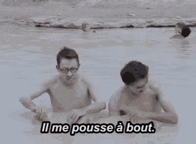 two men are sitting in a pool of water with a caption that says il me pousse a bout
