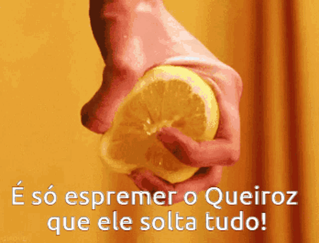 a person is holding a slice of lemon in their hands with a caption in spanish