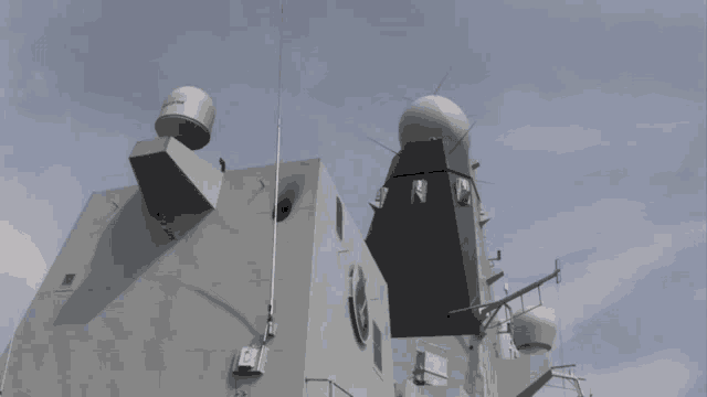 a radar on top of a building with the letter p on it