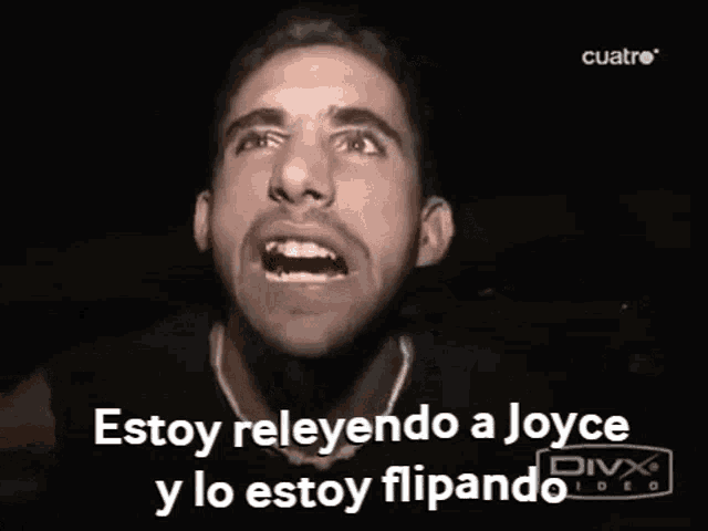 a man is making a funny face with the words estoy releyendo a joyce y lo estoy flipando