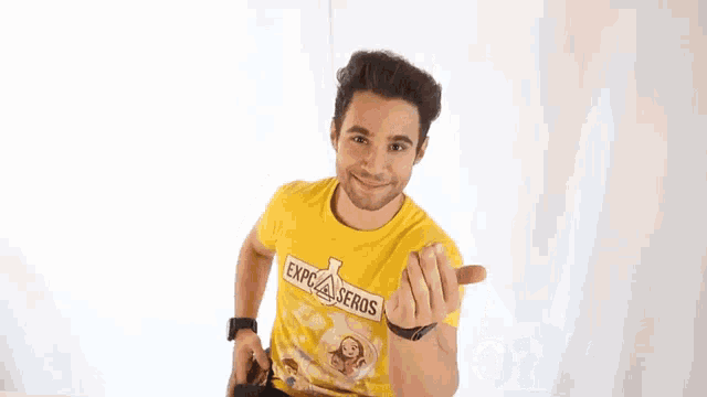a man wearing a yellow t-shirt that says exposeros
