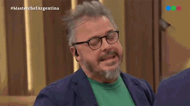 a man wearing glasses and a green shirt is on a television show called masterchef argentina
