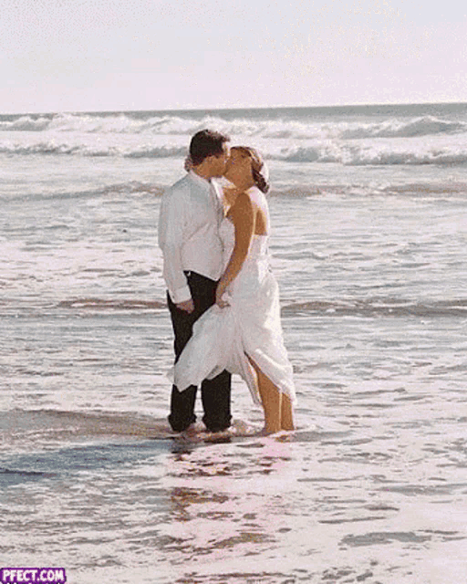 a picture of a man and woman kissing with the website pffect.com visible