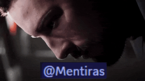 a man 's back is shown with a sign that says @mentiras