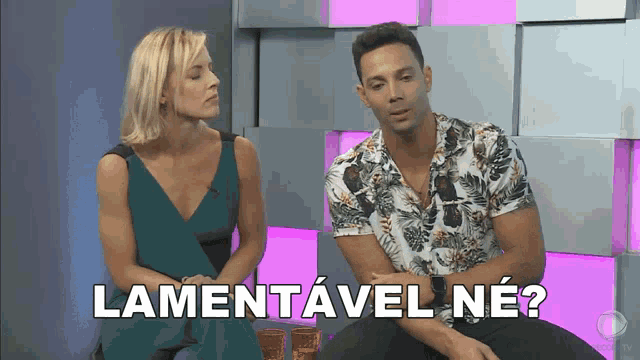 a man and a woman are sitting next to each other with the words lamentável ne written on the screen