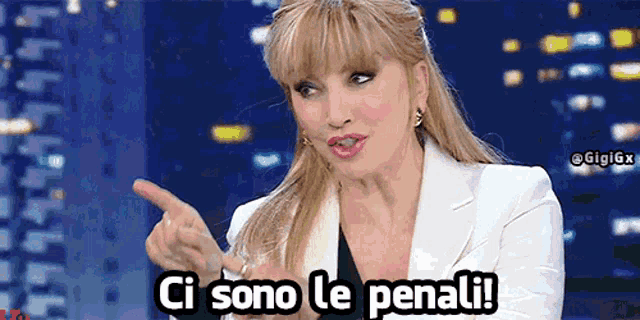 a woman says ci sono le penali while pointing