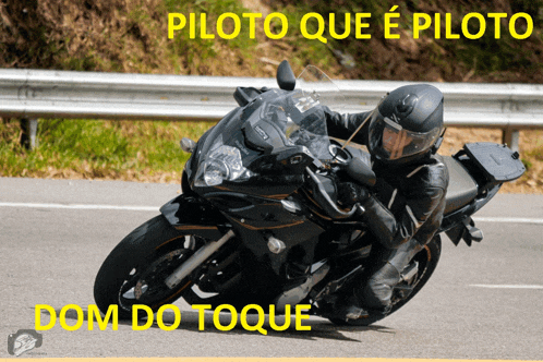 a man riding a motorcycle on a road with the words piloto que e piloto dom do toque