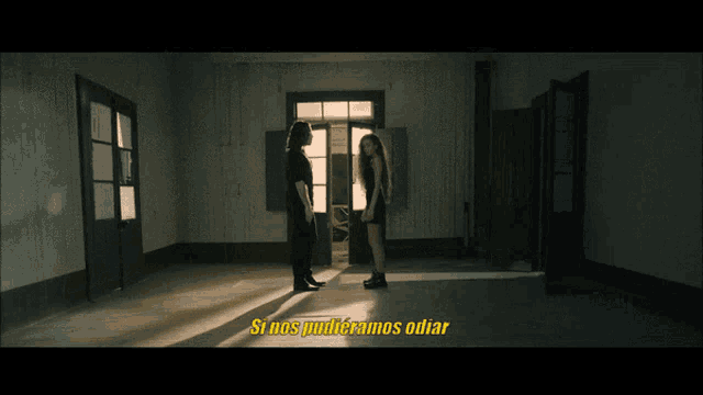 two women standing next to each other in a room with si nos punteramos odiar written on the bottom right
