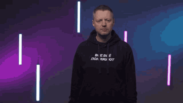 a man wearing a black hoodie that says " все в е " on it