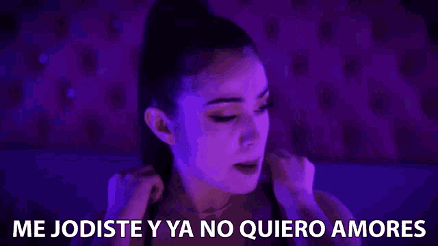 a woman in a purple light with the words me jodiste y ya no quiero amores above her