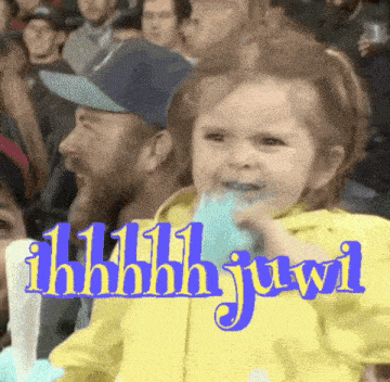 a little girl eating cotton candy in a crowd with the words ihhhh juwi behind her