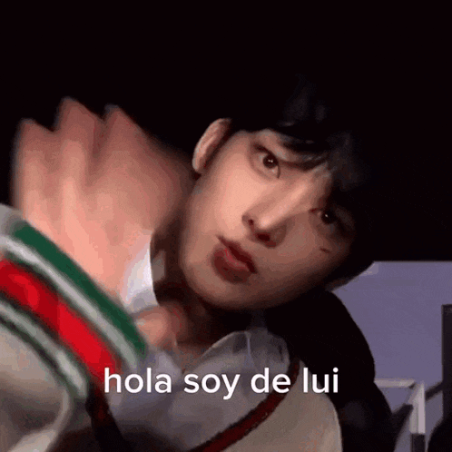 a close up of a man 's face with the words `` hola soy de lui '' written on it .