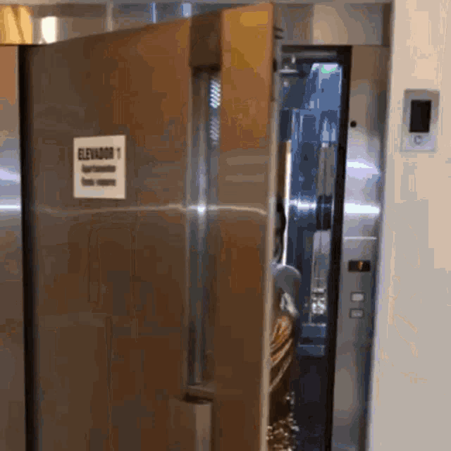 a sign on a door says elevador 1