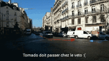 a picture of a street with the words tornado doit passer chez le veto on the bottom