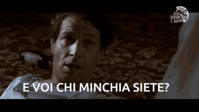 a man in a suit and tie says e voi chi minchia siete on a screen