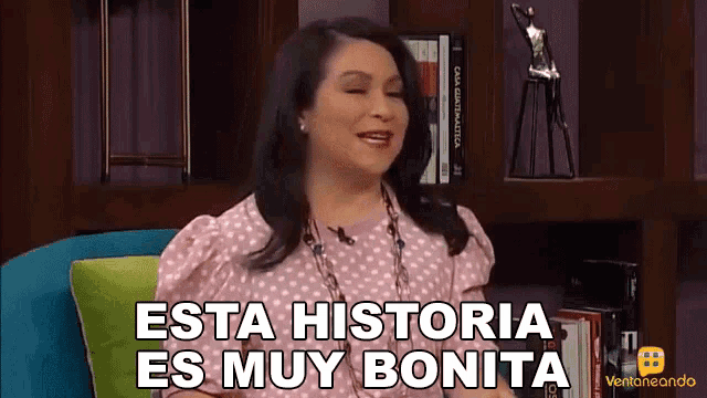 a woman sitting on a couch with the words esta historia es muy bonita behind her