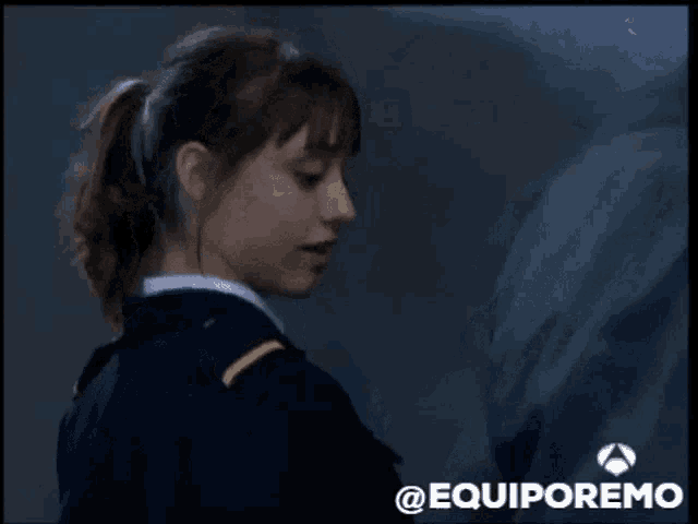 a woman in a uniform is standing next to a man in a jacket and the words @equiporemo are on the bottom right