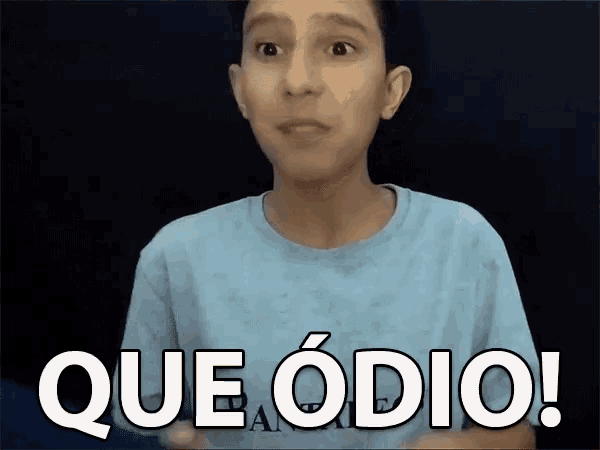 a boy wearing a blue shirt says que odio in spanish