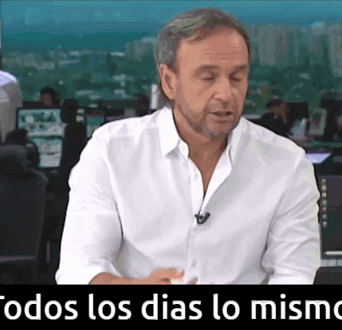 a man in a white shirt says " todos los dias lo mismo " at the bottom