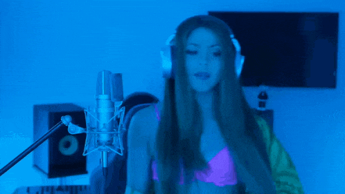 a woman singing into a microphone with the words cambiaste un rolex por un casio behind her
