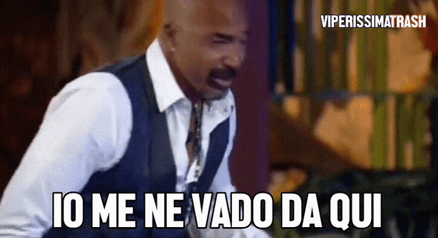 a man in a suit and tie is saying io me ne vado da qui