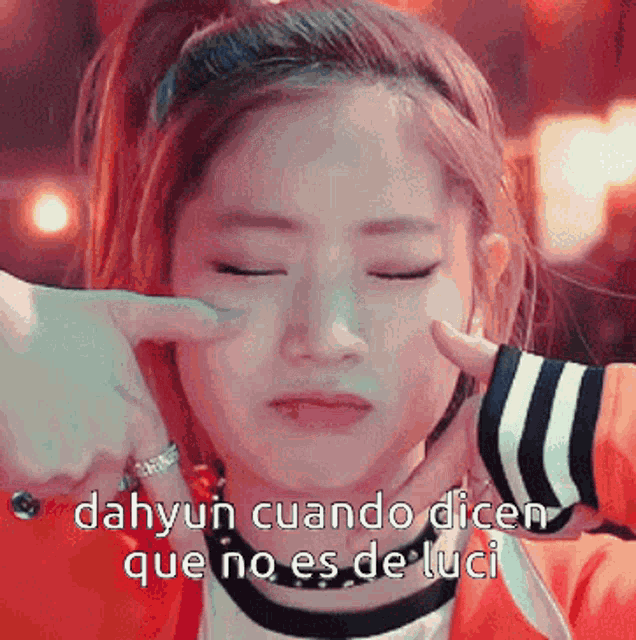 a close up of a woman 's face with the words dahyun cuando dicen que no es de luci on it