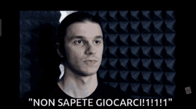 a man with a surprised look on his face and the words " non sapete giocarci !!! " below him