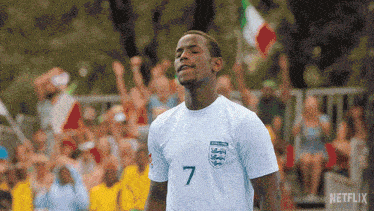 a soccer player with the number 7 on his jersey