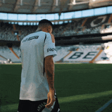 a man in a white shirt that says papa on the back