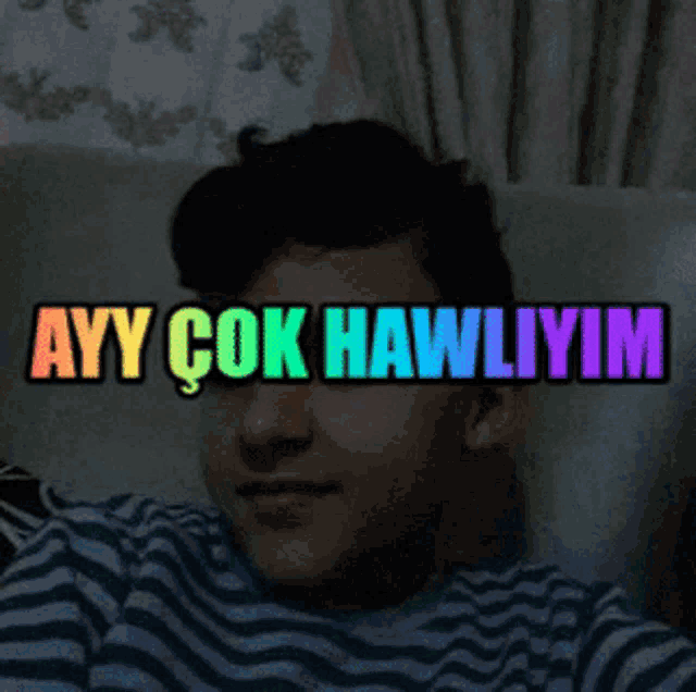 a young man taking a selfie with the words ayy çok hawliyim written above him