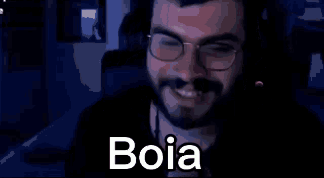 a man wearing glasses is behind a sign that says " boia "
