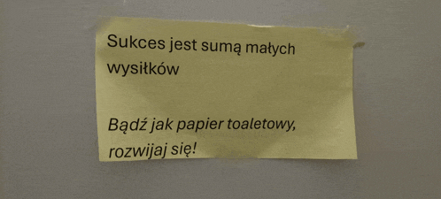 a yellow piece of paper that says sukces jest suma matych wysitkow bądź jak papier toaletowy rozwijaj się