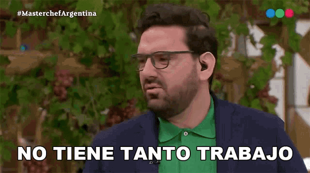 a man wearing glasses and a green shirt is saying no tiene tanto trabajo