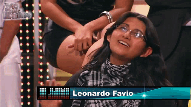 a woman with glasses and the name leonardo favio on a screen