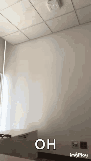 a room with a white wall and the words oh on it