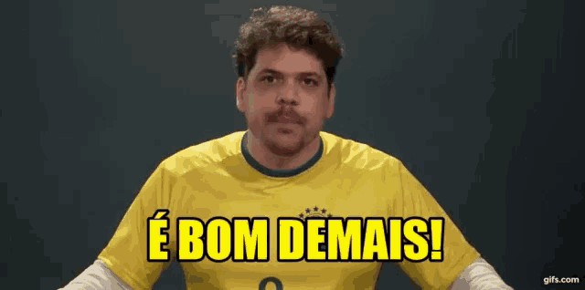 a man in a yellow shirt with the word bom demais on it