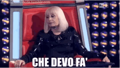 a woman sitting in a chair with the words che devo fa