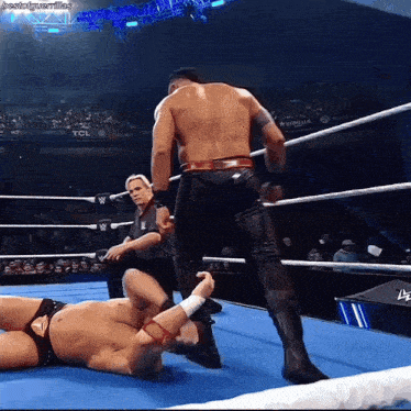 a man in a wrestling ring with the word estrella on the wall