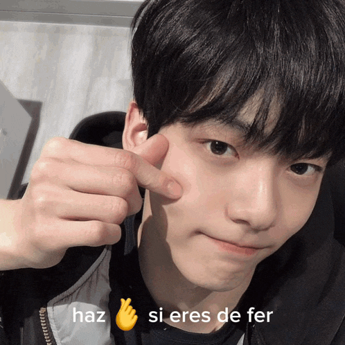 a young man giving a thumbs up with the words haz si eres de fer written below him
