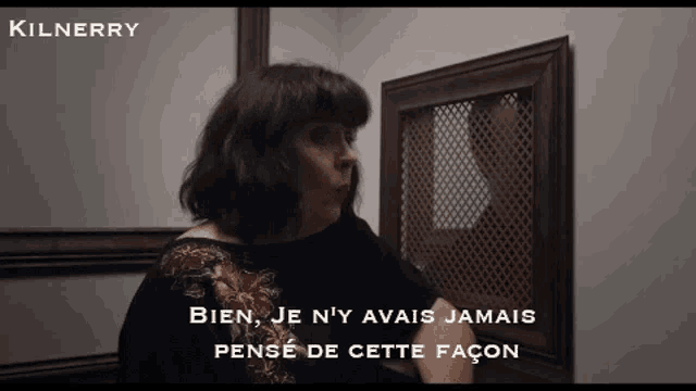 a woman stands in front of a window with the words bien je n'y avais jamais pense de cette façon below her