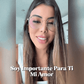 a woman wearing glasses and a white tank top says " soy importante para ti mi amor "