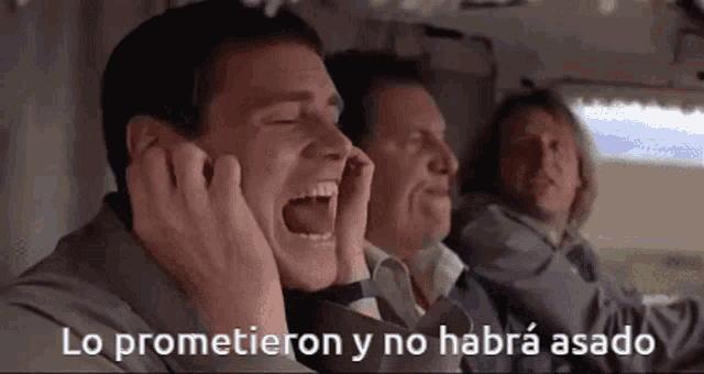 three men are sitting in a car and one of them is laughing with the words lo prometieron y no habra asado on the bottom