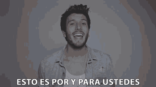 a man with a beard and a denim shirt says esto es por y para ustedes