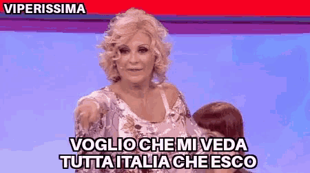 a woman says " voglio che mi veda tutta italia che esco " while pointing
